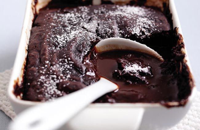 Κέικ ψημένο σε σάλτσα σοκολάτας