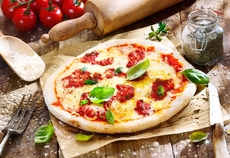 Πρωτότυπη πίτσα Μαργαρίτα με τυρί
