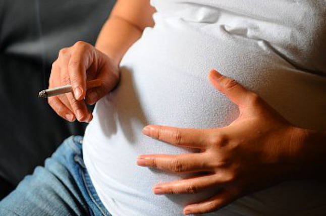 Το παθητικό κάπνισμα κατά τη διάρκεια της εγκυμοσύνης φαίνεται να βλάπτει και το μωρό